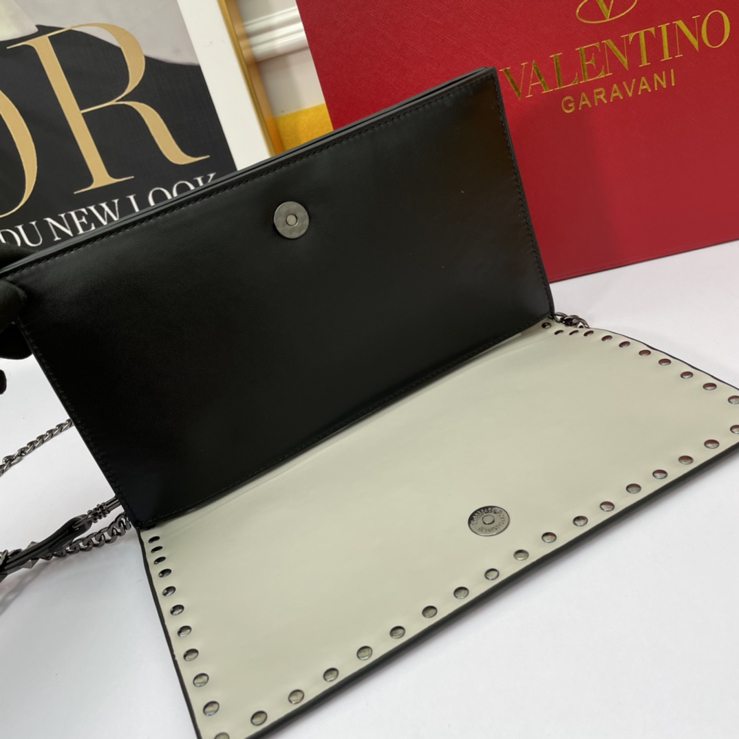 、772#Valentino Garavani Rockstud 采用进口牛皮手拿包🌟🌟🌟铂金后处理铆钉