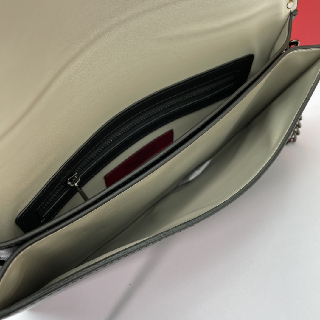 、772#Valentino Garavani Rockstud 采用进口牛皮手拿包🌟🌟🌟铂金后处理铆钉