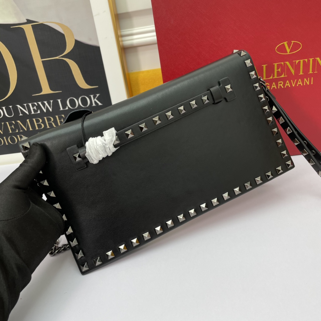 、772#Valentino Garavani Rockstud 采用进口牛皮手拿包🌟🌟🌟铂金后处理铆钉