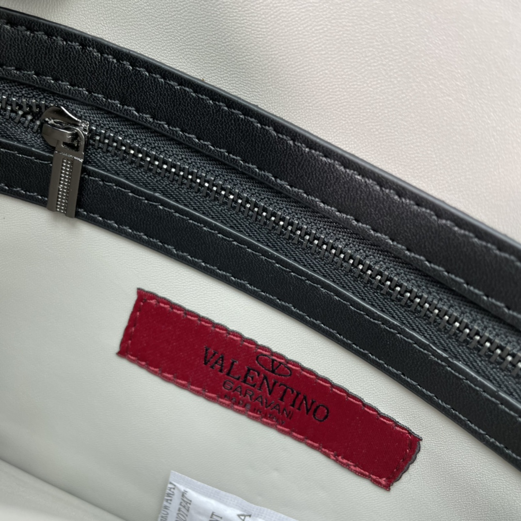 、772#Valentino Garavani Rockstud 采用进口牛皮手拿包🌟🌟🌟铂金后处理铆钉