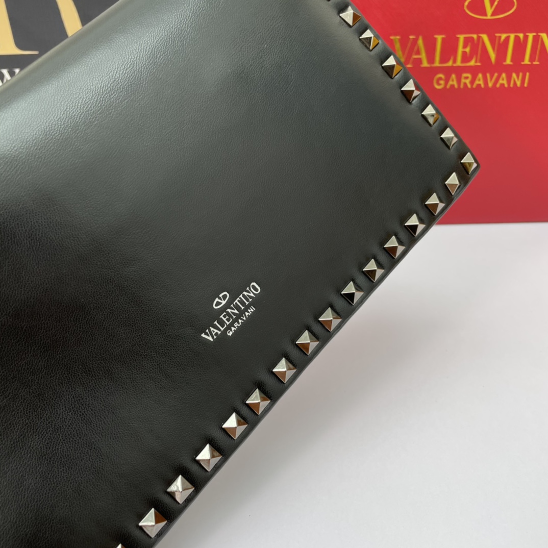 、772#Valentino Garavani Rockstud 采用进口牛皮手拿包🌟🌟🌟铂金后处理铆钉