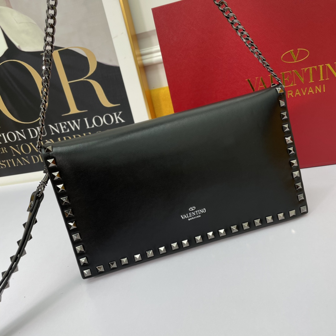 、772#Valentino Garavani Rockstud 采用进口牛皮手拿包🌟🌟🌟铂金后处理铆钉