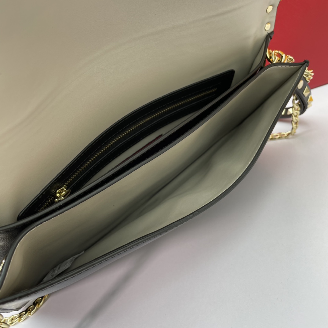 、772#Valentino Garavani Rockstud 采用进口牛皮手拿包🌟🌟🌟铂金后处理铆钉