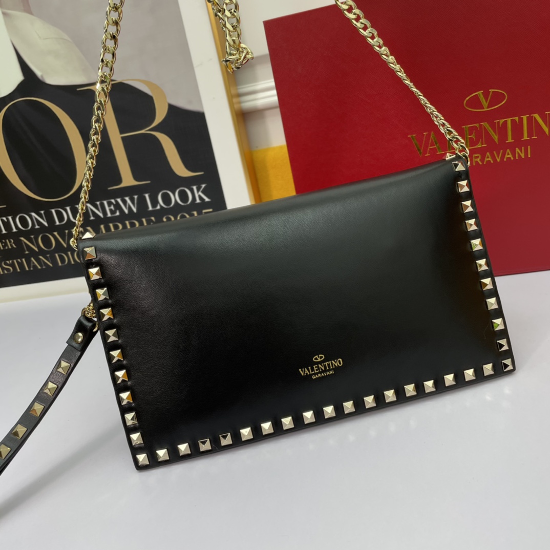、772#Valentino Garavani Rockstud 采用进口牛皮手拿包🌟🌟🌟铂金后处理铆钉
