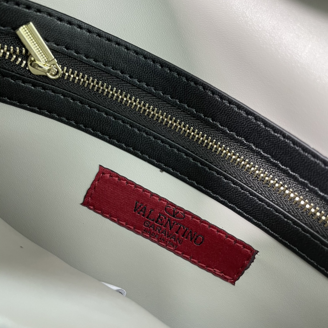 、772#Valentino Garavani Rockstud 采用进口牛皮手拿包🌟🌟🌟铂金后处理铆钉