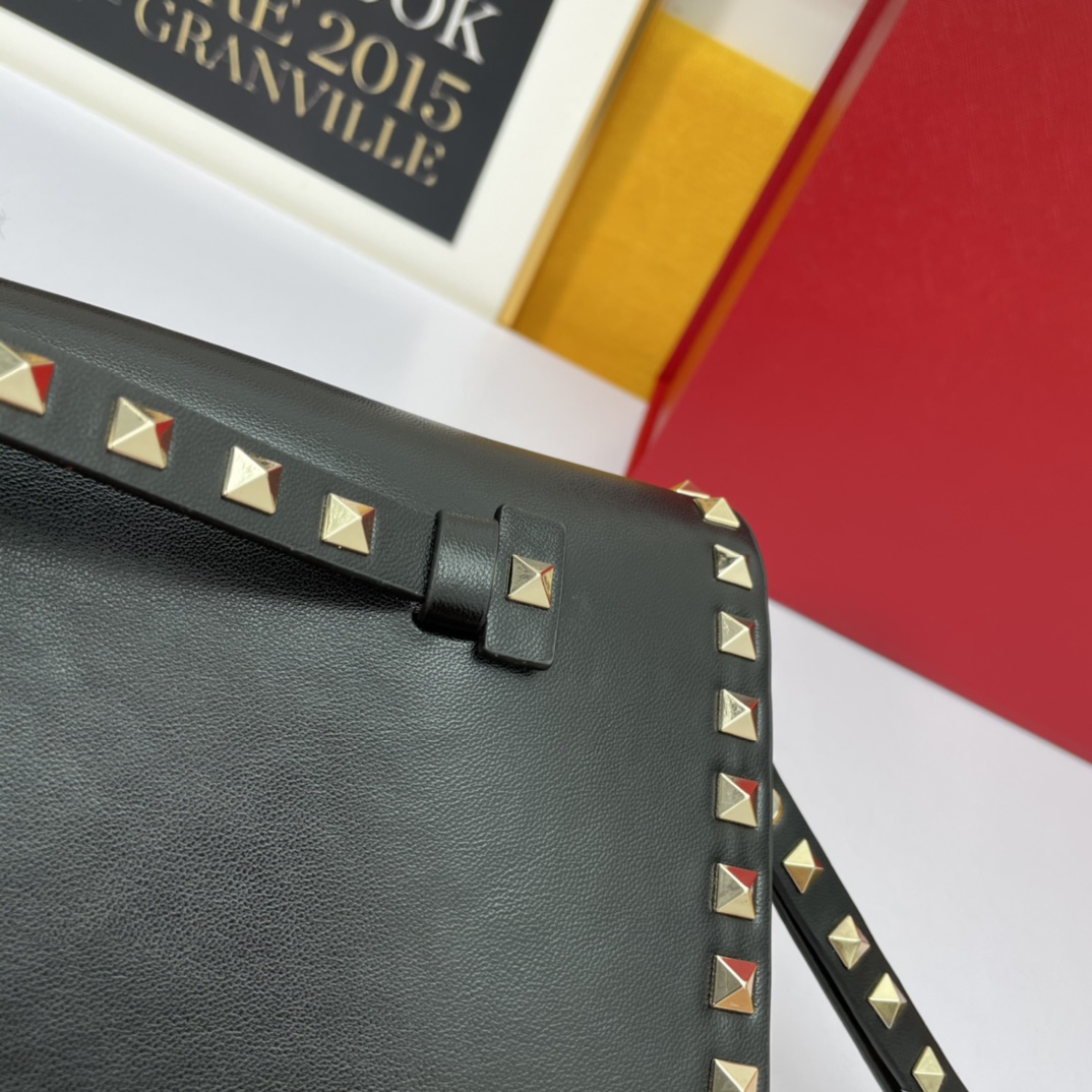 、772#Valentino Garavani Rockstud 采用进口牛皮手拿包🌟🌟🌟铂金后处理铆钉