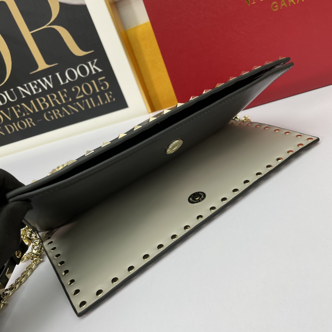 、772#Valentino Garavani Rockstud 采用进口牛皮手拿包🌟🌟🌟铂金后处理铆钉