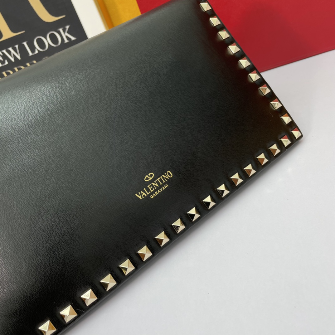 、772#Valentino Garavani Rockstud 采用进口牛皮手拿包🌟🌟🌟铂金后处理铆钉