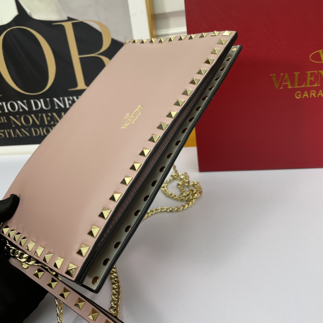 。772#Valentino Garavani Rockstud 采用进口牛皮手拿包🌟🌟🌟铂金后处理铆钉