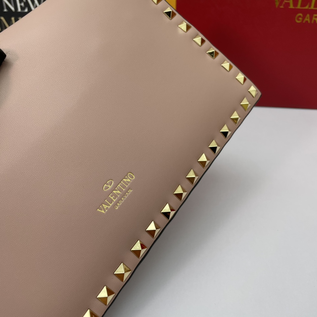 。772#Valentino Garavani Rockstud 采用进口牛皮手拿包🌟🌟🌟铂金后处理铆钉