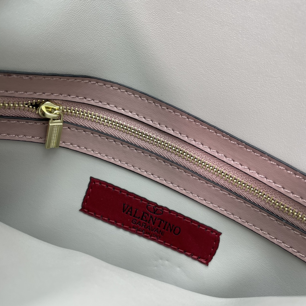 。772#Valentino Garavani Rockstud 采用进口牛皮手拿包🌟🌟🌟铂金后处理铆钉