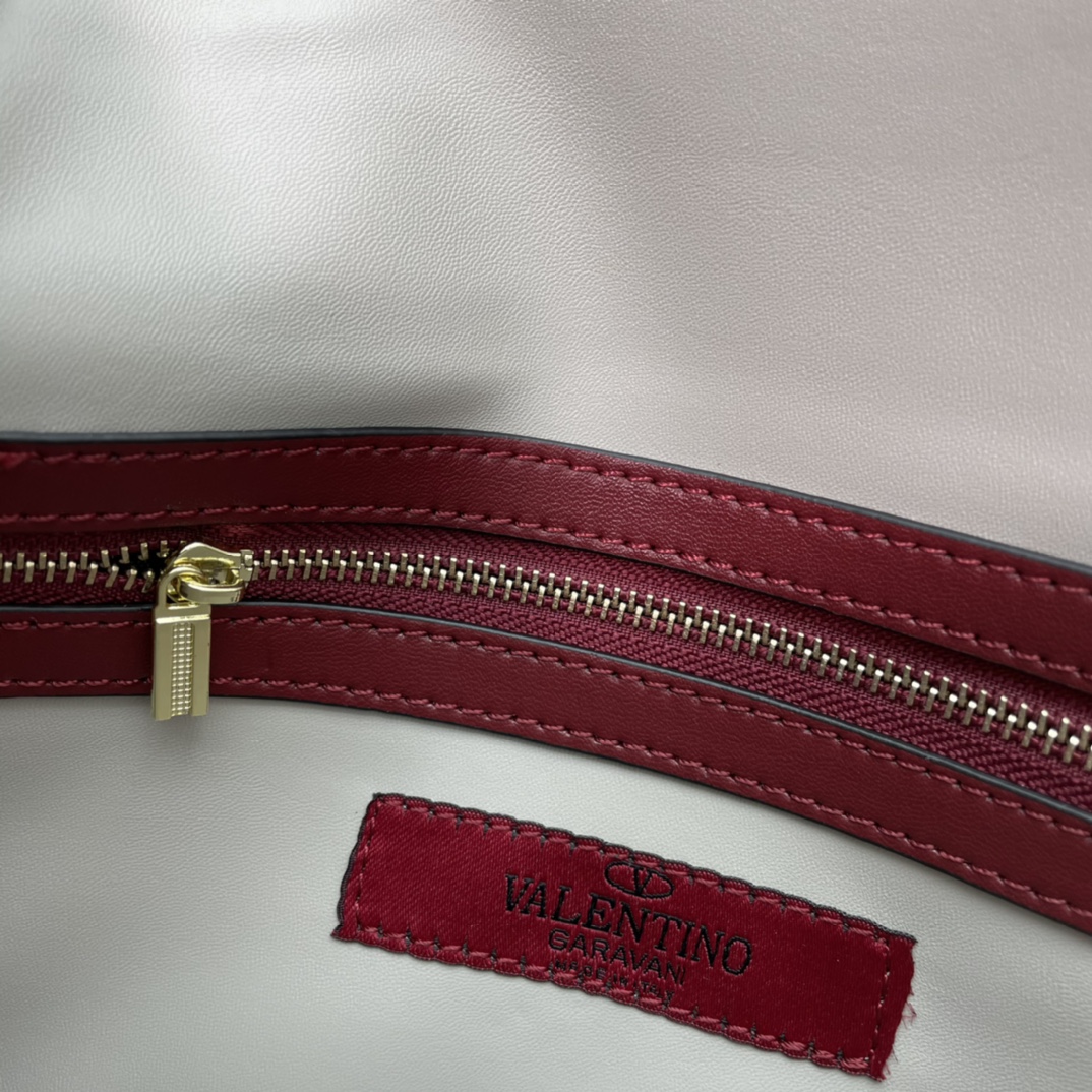 、772#Valentino Garavani Rockstud 采用进口牛皮手拿包🌟🌟🌟铂金后处理铆钉