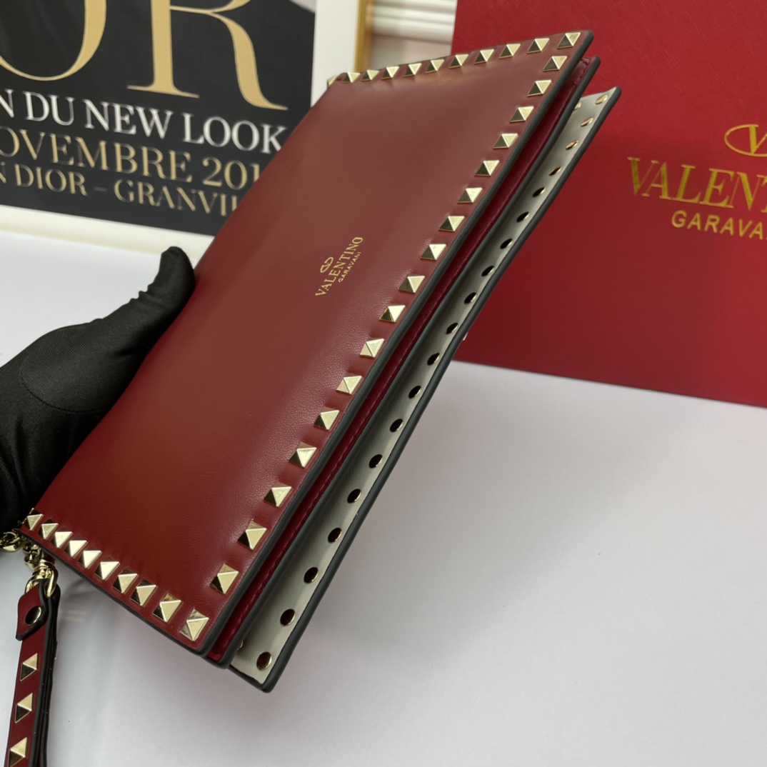 、772#Valentino Garavani Rockstud 采用进口牛皮手拿包🌟🌟🌟铂金后处理铆钉