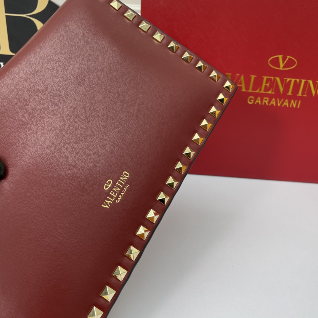 、772#Valentino Garavani Rockstud 采用进口牛皮手拿包🌟🌟🌟铂金后处理铆钉