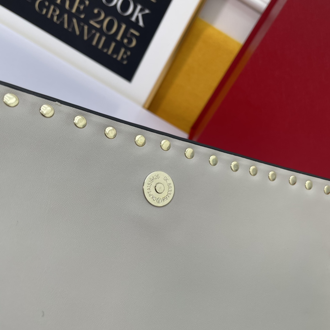 、772#Valentino Garavani Rockstud 采用进口牛皮手拿包🌟🌟🌟铂金后处理铆钉