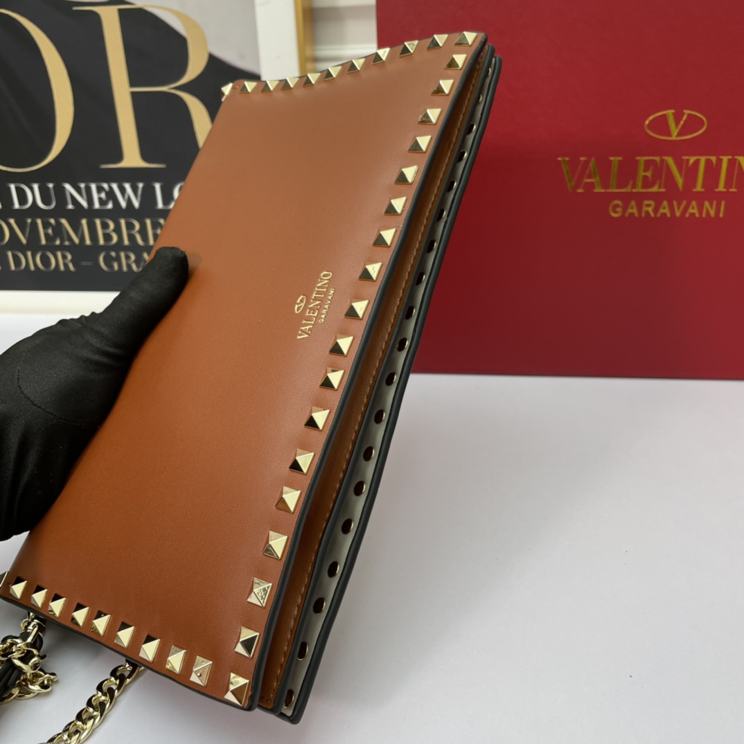 、772#Valentino Garavani Rockstud 采用进口牛皮手拿包🌟🌟🌟铂金后处理铆钉