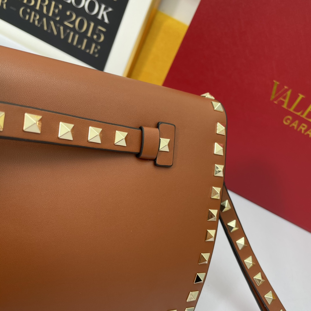 、772#Valentino Garavani Rockstud 采用进口牛皮手拿包🌟🌟🌟铂金后处理铆钉