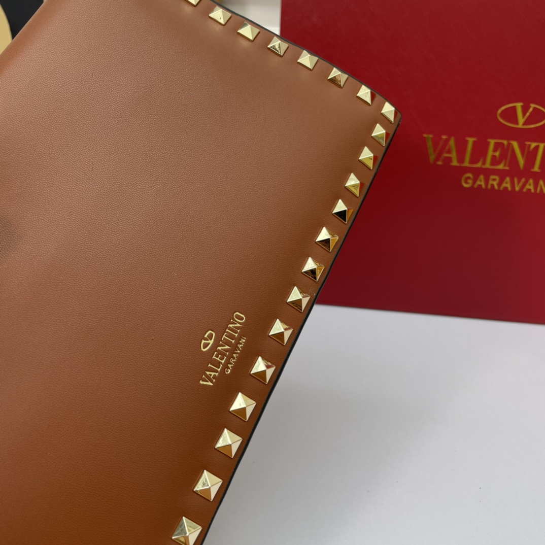 、772#Valentino Garavani Rockstud 采用进口牛皮手拿包🌟🌟🌟铂金后处理铆钉