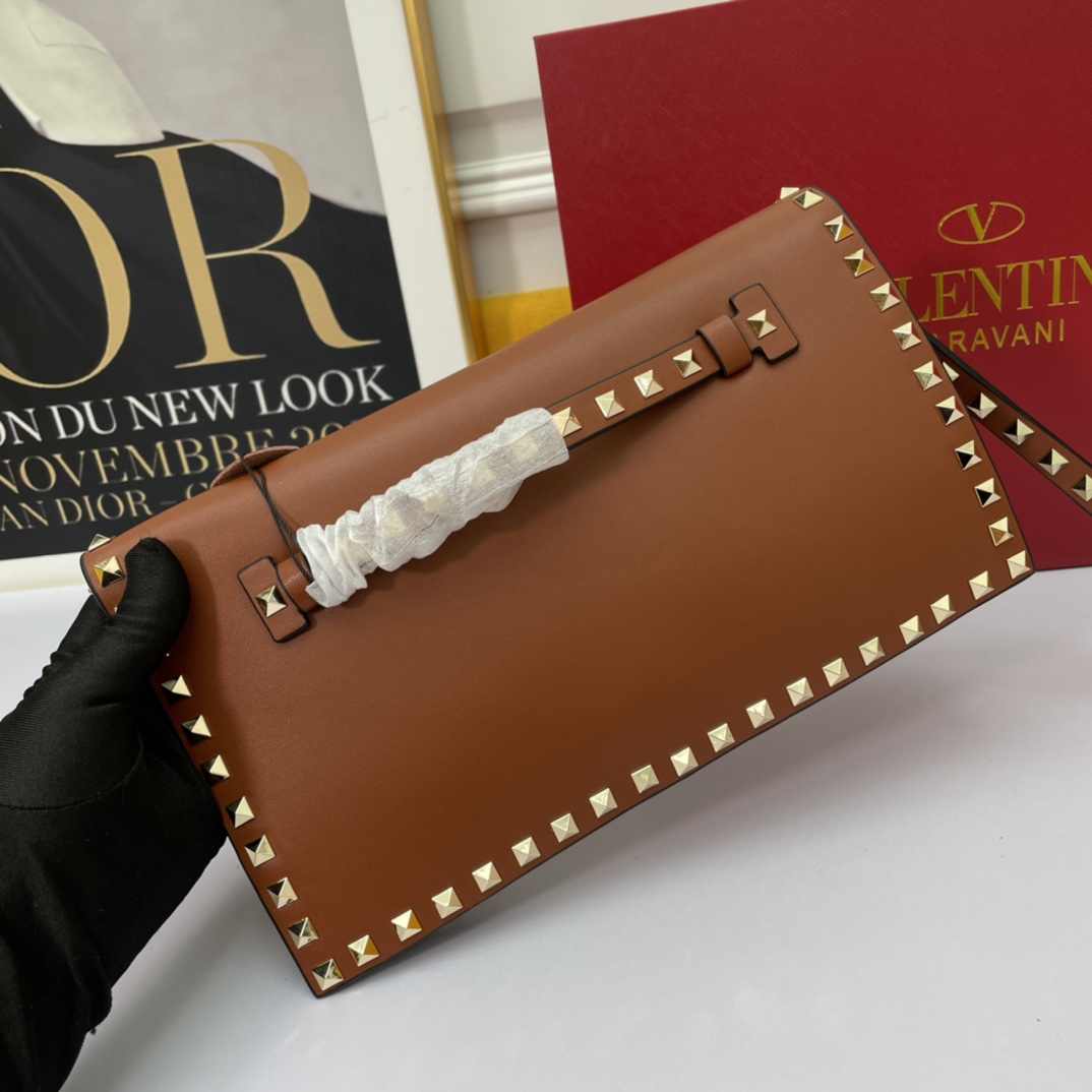 、772#Valentino Garavani Rockstud 采用进口牛皮手拿包🌟🌟🌟铂金后处理铆钉