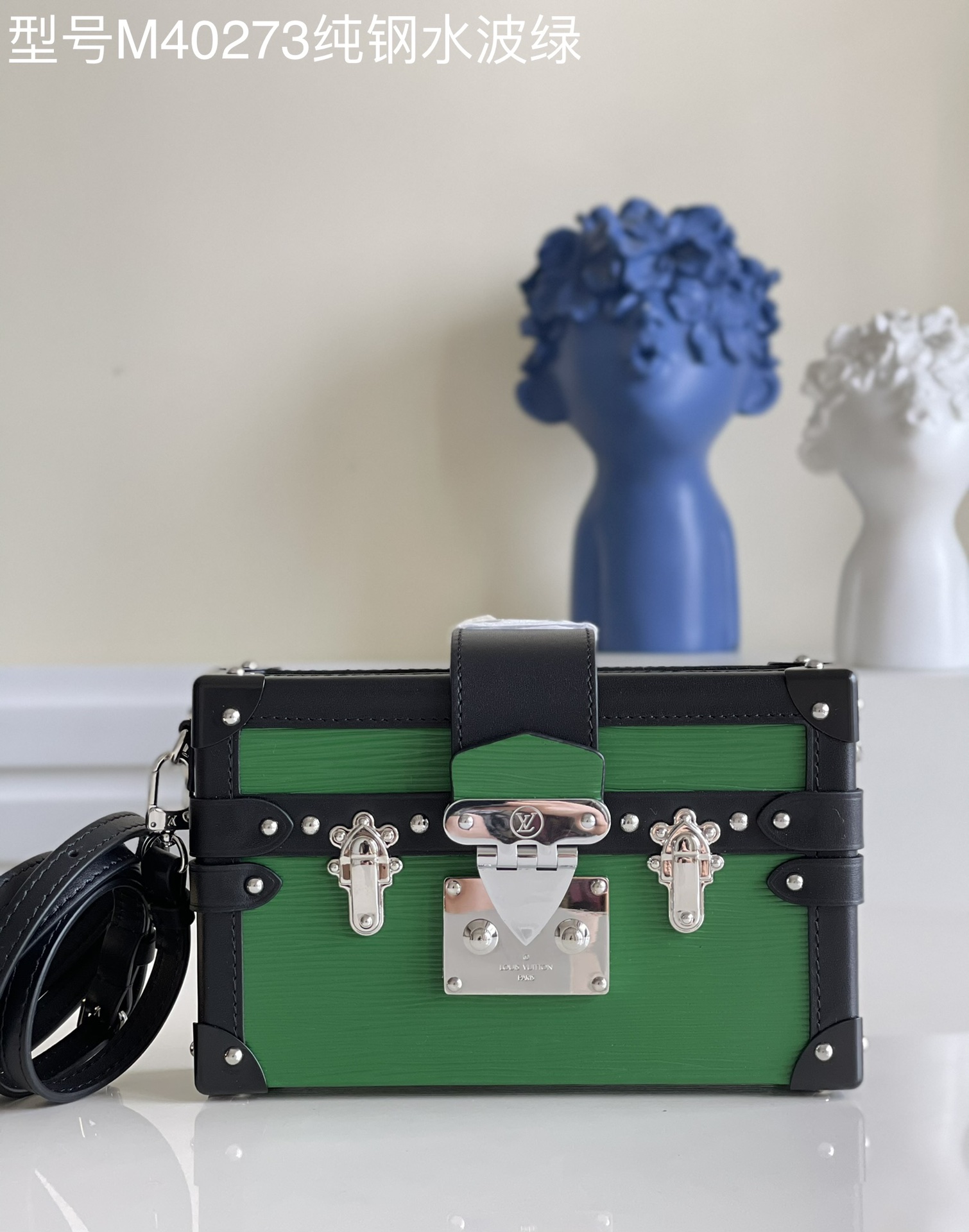 NO:397093,[Exclusive real photo M40273 pure steel water corrugated green] BOX box PETITE MALLE 40273 gold!  - Fashion show style, new European and American retro style, small square box design, full of metal texture, elegant and elegant, modern and modern, not only can carry small items, but also decorative fine body small and lightweight, the design of portable and long shoulder straps is flexible and versatile, can easily accommodate smartphones, credit cards and keys, pure steel accessories size19*5*11.5cm v., LV [original leather], louis vuitton19860909【独家实拍 M40273纯钢水波纹绿】 BOX盒子 PETITE MALLE 40273 金色 ！-时装走秀款 全新欧美复古风 小巧方盒设计 金属质感十足 优雅大方 摩登现代 不单可以携带随身小物品 更是装饰精品身材小巧轻盈 手提和长肩带的设计灵活多变 能轻松地容纳智能手机 信用卡和钥匙 纯精钢配件size19*5*11.5cm v.,LV【原厂皮】,louis vuitton,Bag