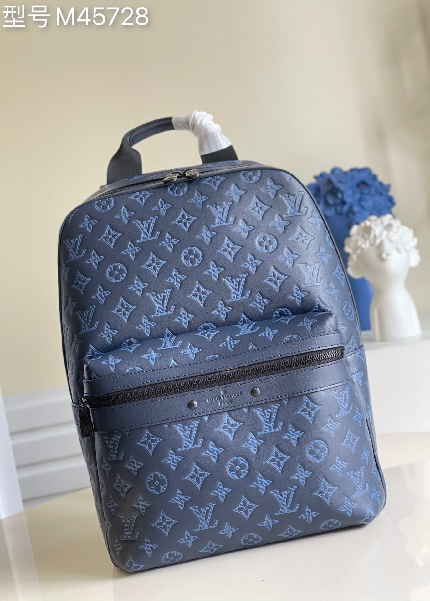 NO:397362,【Exclusive real photo M45728 blue】Full leather embossed SPRINTER backpack Sprinter backpack is made of Monogram Shadow leather, showing the clever overlap of Monogram prints and embossed with metal parts. The minimalist configuration has an outer bag for easy pick-up and hold of daily items. 32 x 40 x 20 cm m.950,LV [original leather],louis vuitton19860909【独家实拍M45728蓝色】全皮压花 SPRINTER 双肩包 Sprinter 双肩包取材 Monogram Shadow 皮革,展现 Monogram 印花与相同元素压纹的巧妙重叠,搭配金属件.极简主义构型设有外袋,便于取放日常物品.32 x 40 x 20 厘米 m.950,LV【原厂皮】,louis vuitton,Bag