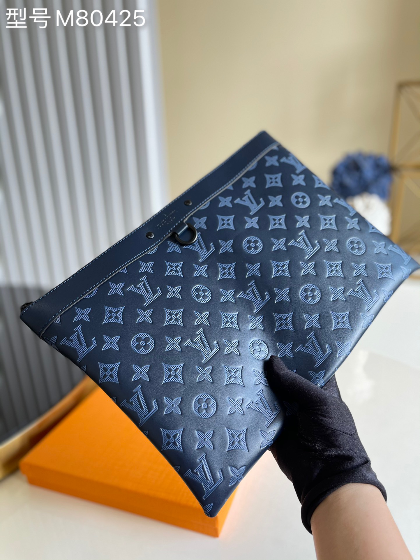 NO:397344,【Exclusive real photo M80425】 This Discovery Pochette large clutch bag has the soft touch of Monogram Shadow calf leather, and also shows the unique meaning of Monogram embossing and printing overlap. It can be used as a briefcase or can be included in a large handbag. Size 36 x 25 x 2 cm C.,LV [original leather],louis vuitton,handbag,cowhide19860909【独家实拍M80425】 本Discovery Pochette 大号手拿包拥Monogram Shadow 小牛皮的舒柔触感,同时展现 Monogram 压纹与印花重叠相映的别致意味.可作公文包,亦可收入大号手袋.尺寸36 x 25 x 2 厘米 C.,LV【原厂皮】,louis vuitton,handbag,cowhide,Bag