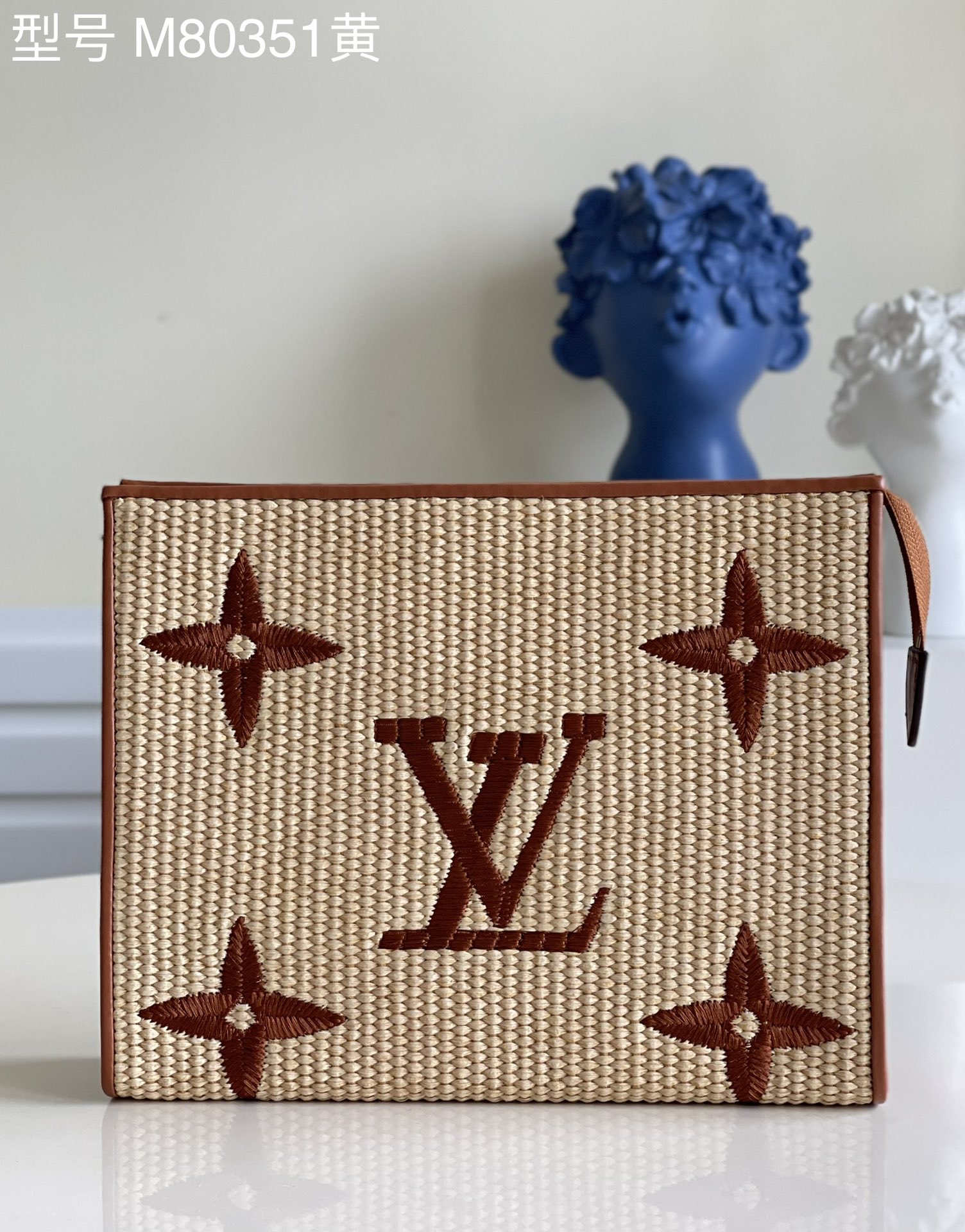 NO:397163,【Exclusive real photo M80351 apricot color】M47542 washbasin material Monogram Raffia fabric, made of delicate texture like Raffia Monogram Giant pattern embroidered makeup box, spacious interior space, crotch-connecting design on both sides, easy to pick up and put it in the handbag. Size 25.0 x 20.0 x 5.5 cm a.,LV【Original leather】,louis vuitton,cosmetic bags & cases19860909【独家实拍 M80351杏色】M47542 盥洗袋取材 Monogram Raffia 织物,以拉菲草一般的细腻纹理烘托 Monogram Giant 图案刺绣化妆盒,内部空间宽敞,两侧采用接裆式设计,方便取放物品,可将它轻而易举地放进手袋中. 尺寸25.0 x 20.0 x 5.5 cm a.,LV【原厂皮】,louis vuitton,cosmetic bags & cases,Bag
