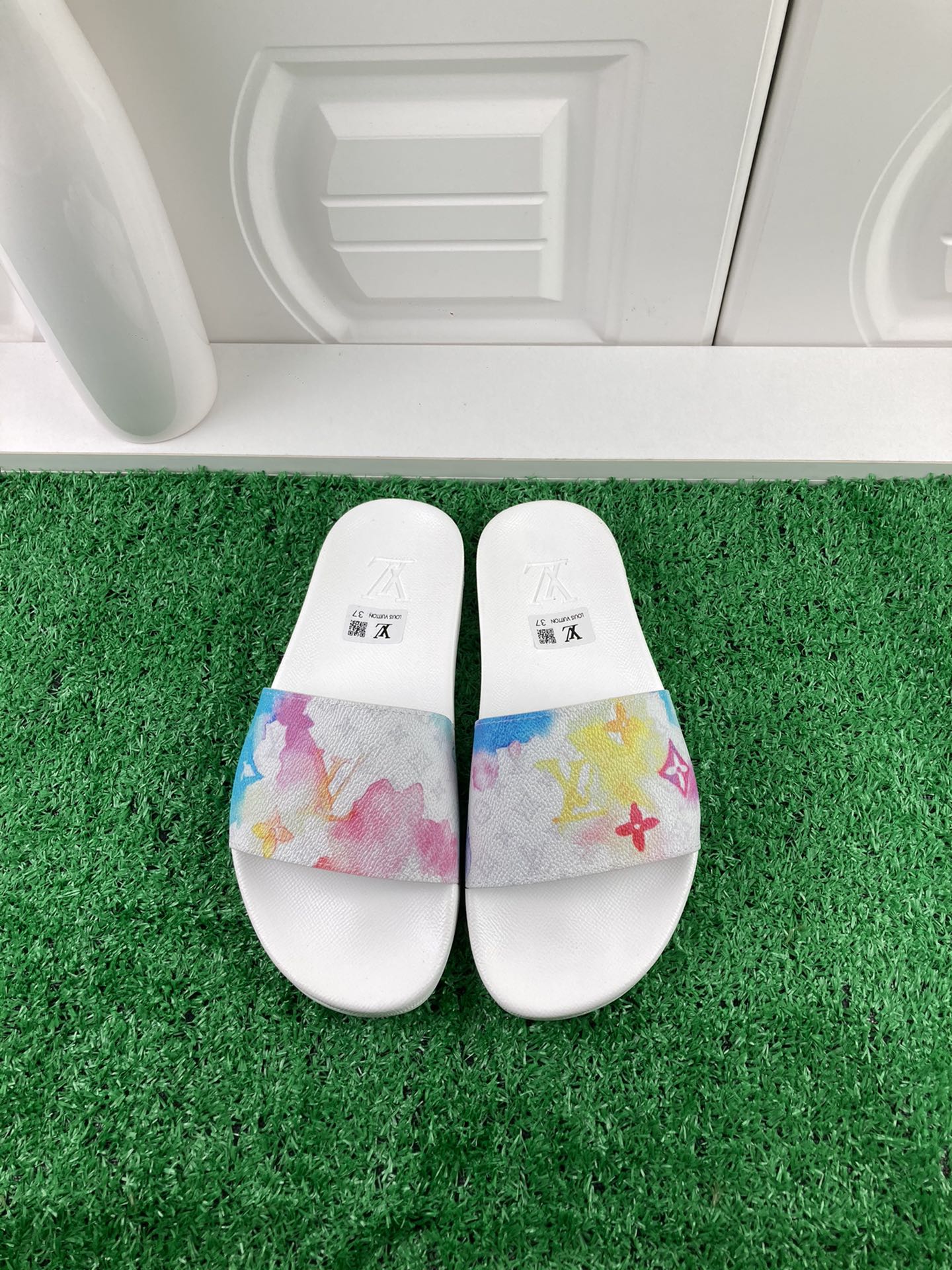 NO:244206,【LOUIS VUITON】 Louis Vuitton couple slippers, original 1.1 custom made, classic counter. Shoe height and temperature are accompanied by logo, and the outsole counter is not missed. This slipper counter is very popular. The materials are made according to the counter. Multiple colors are available, so you can customize it in the picture. Size: Women's model 35/36/37/38/39/40/41/42 Men's model 38/39/40/41/42/43/44/45/46, slippers, louis vuitton, louis vuitton, slippers19860909【LOUIS VUITON】路易威登情侣拖鞋,原版1.1订做,专柜经典款. 鞋身高温附带logo,大底专柜附带logo ,任何细节都不错过 这款拖鞋专柜特别热卖 材质都按照专柜同步制作. 颜色多色可选,来图定制 size:女款35/36/37/38/39/40/41/42 男款38/39/40/41/42/43/44/45/46,拖鞋,louis vuitton,louis vuitton,slippers,Women's Shoes