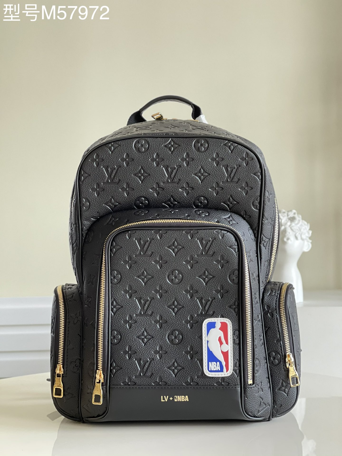 NO:397149,[Exclusive real shot M57972] LVXNBA II series Basketball backpack cleverly copy the basketball texture with Monogram embossed grain leather, embellished with NBA logo, with convenient outer bags and inner patch pockets, fully explaining Virgil Abloh's personal interpretation of sports handbags. Size 24 x 45 x 19 cm M.1150 [Warm reminder that this backpack is too big and does not match the packaging!  】,LV【Original Skin】,louis vuitton19860909【独家实拍M57972】 LVXNBA II 系列 Basketball 双肩包以 Monogram 压纹粒面皮革巧妙临摹篮球纹理,点缀 NBA 标识,设有便捷外袋和内贴袋,全面阐释 Virgil Abloh 对运动手袋的个性解读.尺寸24 x 45 x 19 厘米 M.1150【温馨提示此款双肩包太大,不配包装！】,LV【原厂皮】,louis vuitton,Bag