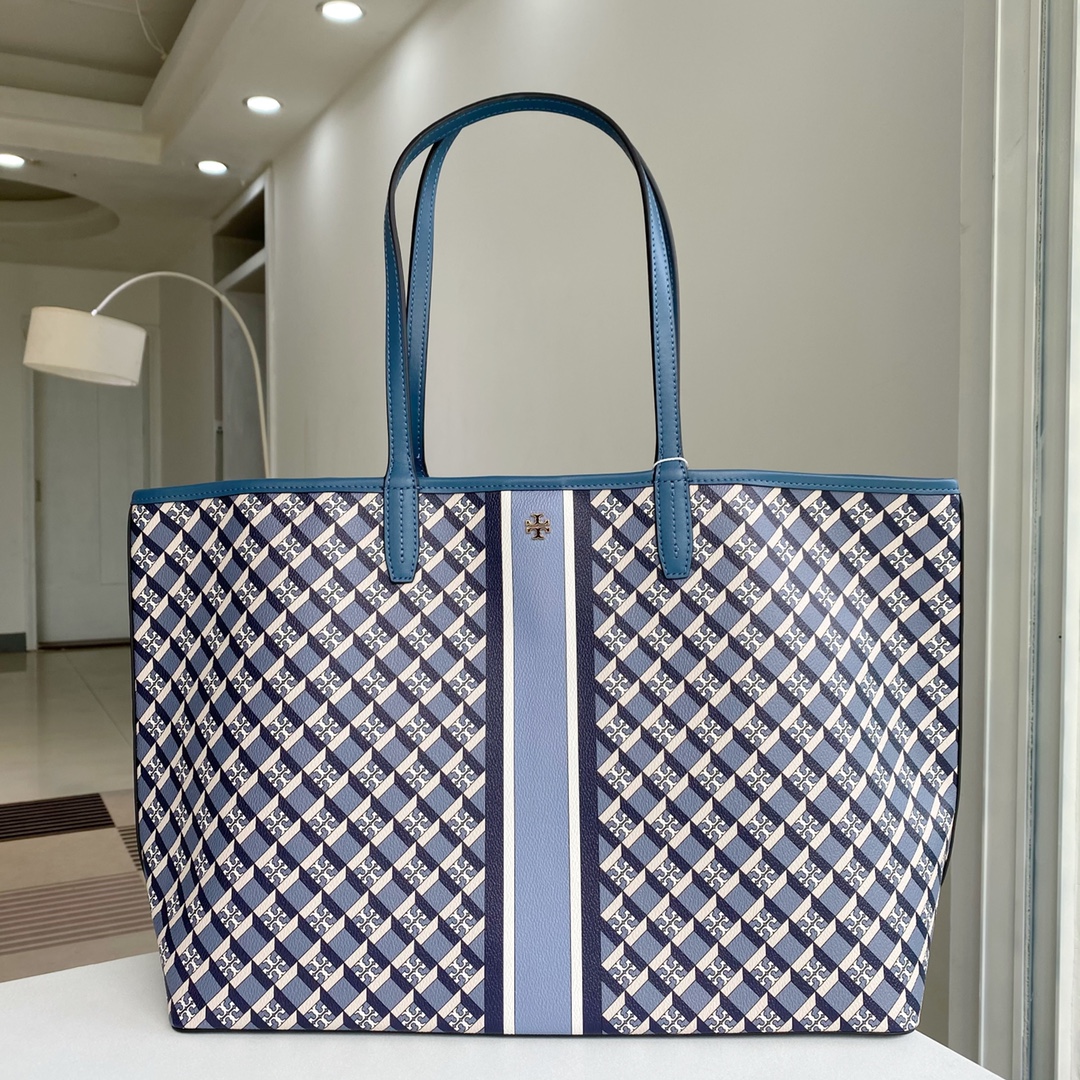 Tory Burch ～TB新款印花购物袋 大号 该系列选用涂层帆布匠心打造 魅力隽永又风格独具 充足的容量可装下平板电脑