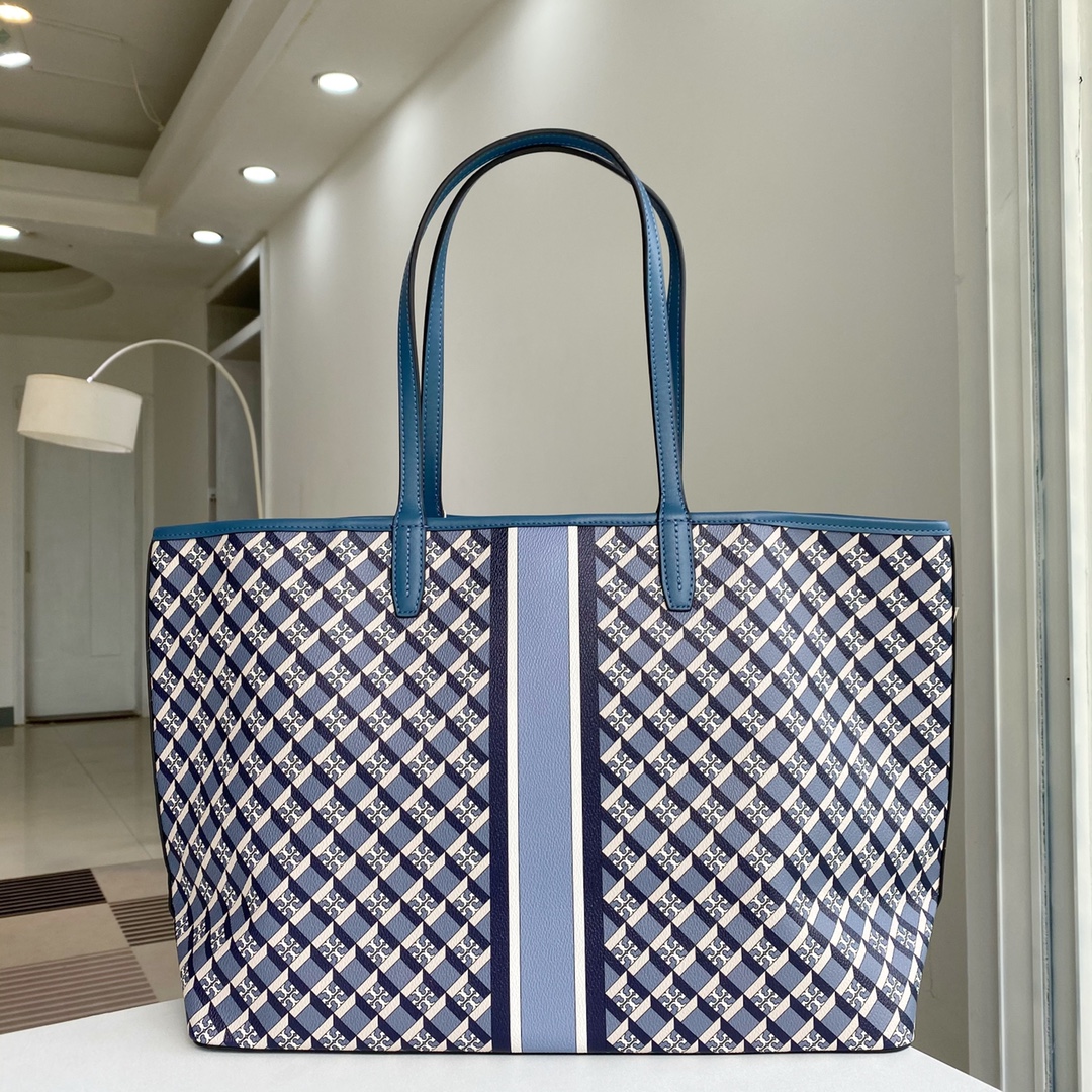 Tory Burch ～TB新款印花购物袋 大号 该系列选用涂层帆布匠心打造 魅力隽永又风格独具 充足的容量可装下平板电脑
