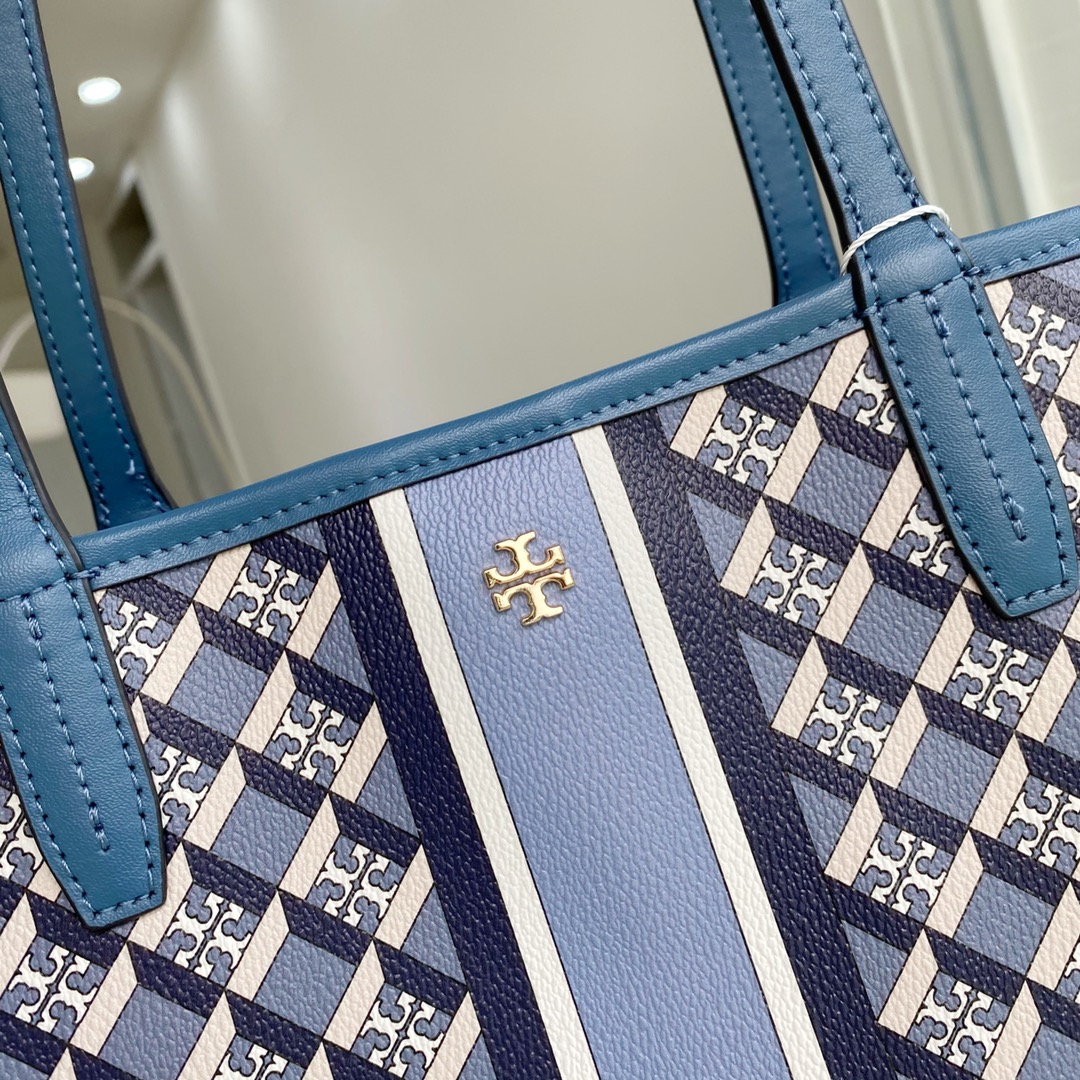 Tory Burch ～TB新款印花购物袋 大号 该系列选用涂层帆布匠心打造 魅力隽永又风格独具 充足的容量可装下平板电脑
