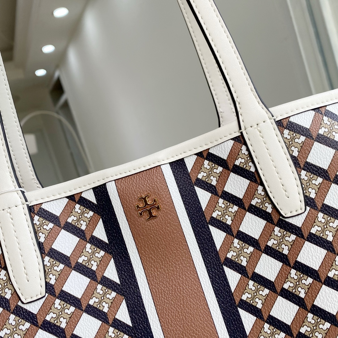 Tory Burch ～TB新款印花购物袋 大号 该系列选用涂层帆布匠心打造 魅力隽永又风格独具 充足的容量可装下平板电脑