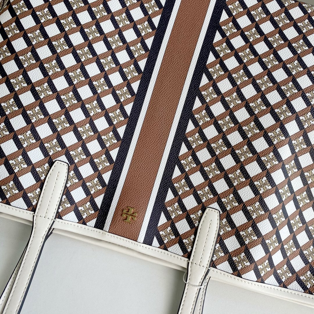 Tory Burch ～TB新款印花购物袋 大号 该系列选用涂层帆布匠心打造 魅力隽永又风格独具 充足的容量可装下平板电脑
