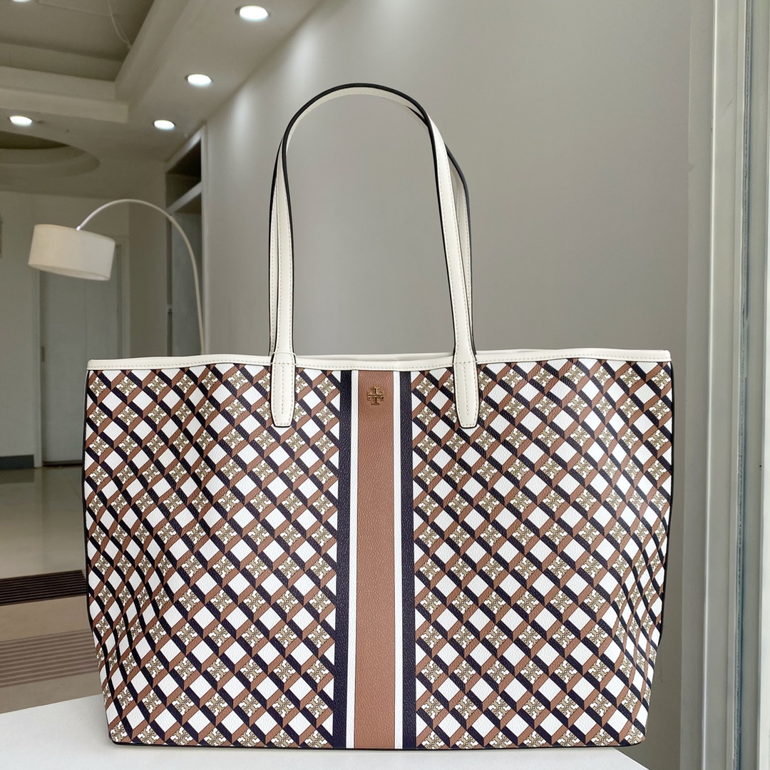 Tory Burch ～TB新款印花购物袋 大号 该系列选用涂层帆布匠心打造 魅力隽永又风格独具 充足的容量可装下平板电脑