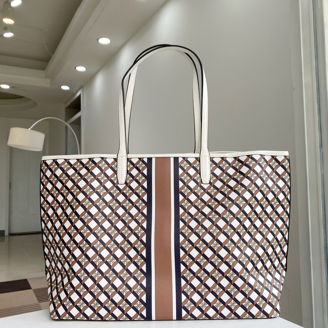 Tory Burch ～TB新款印花购物袋 大号 该系列选用涂层帆布匠心打造 魅力隽永又风格独具 充足的容量可装下平板电脑