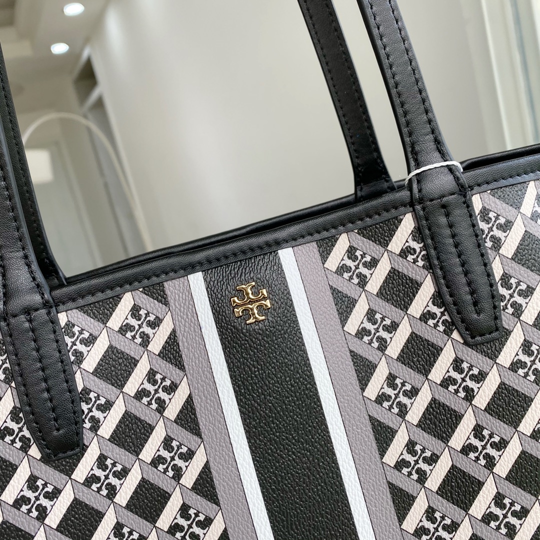 Tory Burch ～TB新款印花购物袋 大号 该系列选用涂层帆布匠心打造 魅力隽永又风格独具 充足的容量可装下平板电脑