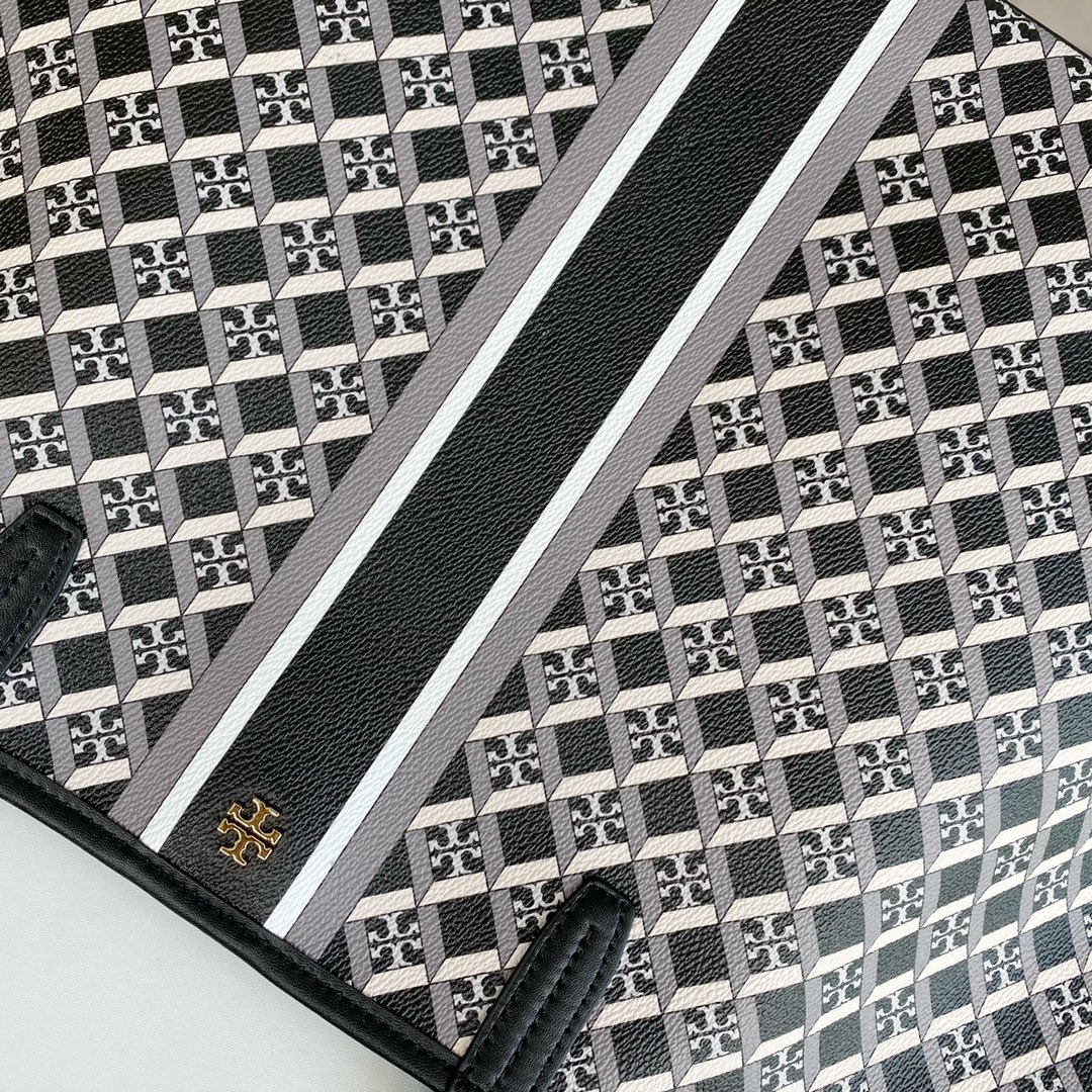 Tory Burch ～TB新款印花购物袋 大号 该系列选用涂层帆布匠心打造 魅力隽永又风格独具 充足的容量可装下平板电脑