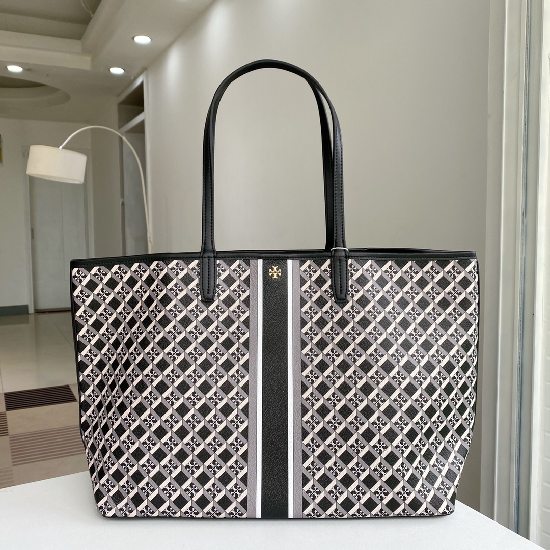 Tory Burch ～TB新款印花购物袋 大号 该系列选用涂层帆布匠心打造 魅力隽永又风格独具 充足的容量可装下平板电脑