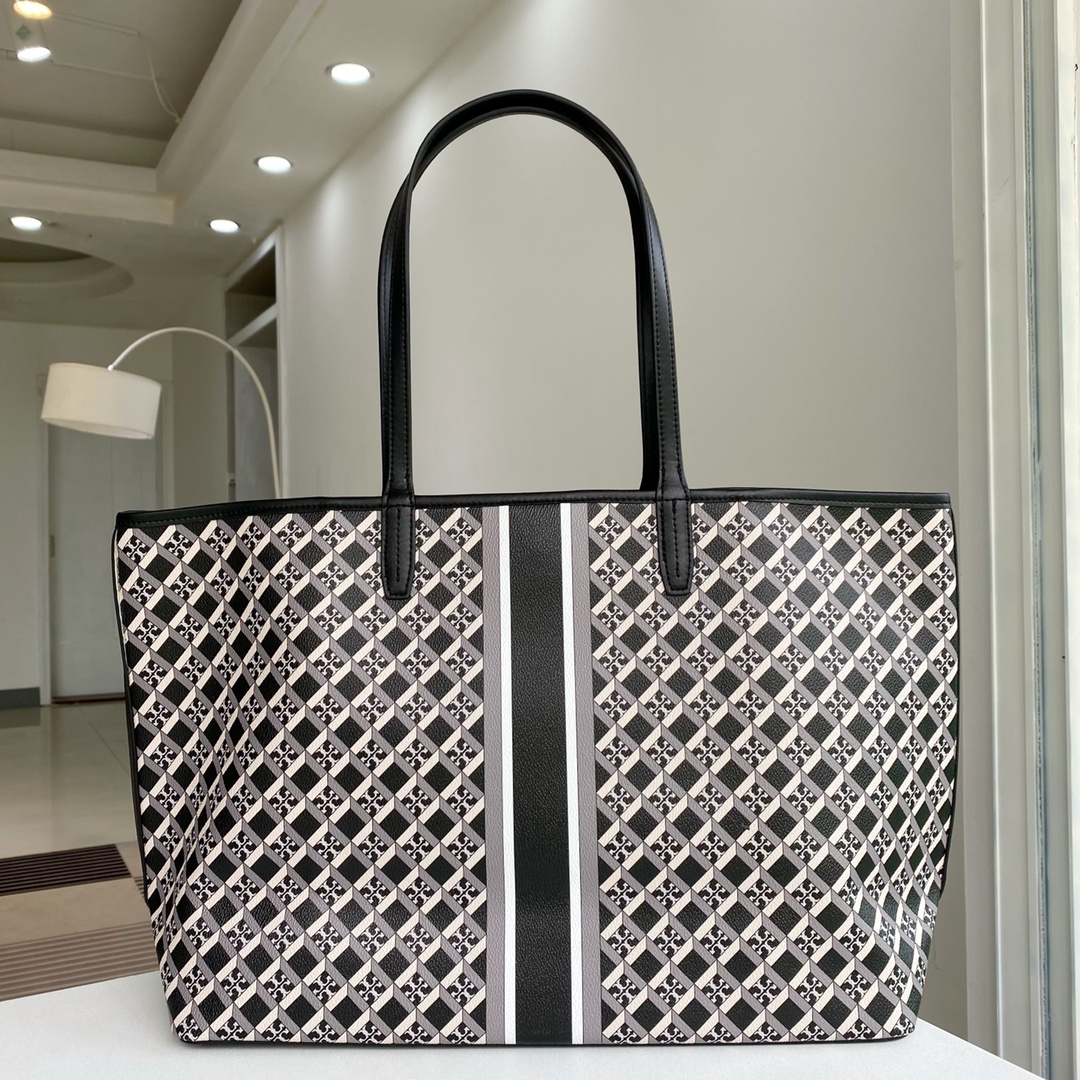 Tory Burch ～TB新款印花购物袋 大号 该系列选用涂层帆布匠心打造 魅力隽永又风格独具 充足的容量可装下平板电脑