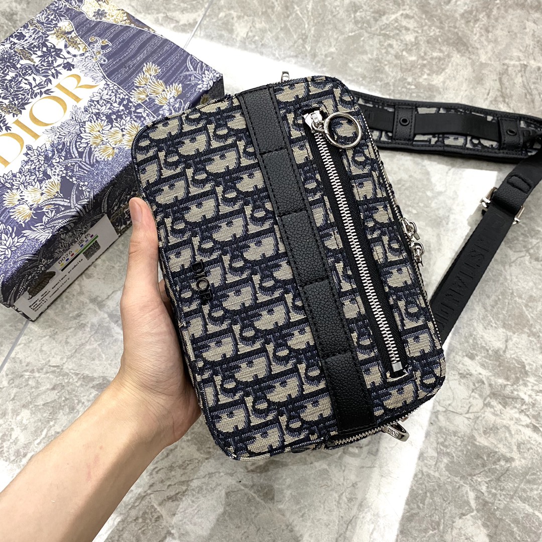 Dior迪奥相机斜挎包🅿️220 杏布提花.外部胶面“Dior”标志.内部热印“Dior”标志.1个外部拉链口袋.Christian Dior黑色粒面触感牛皮革提花.可调节可拆卸肩背带. 规格:22*15*5cm