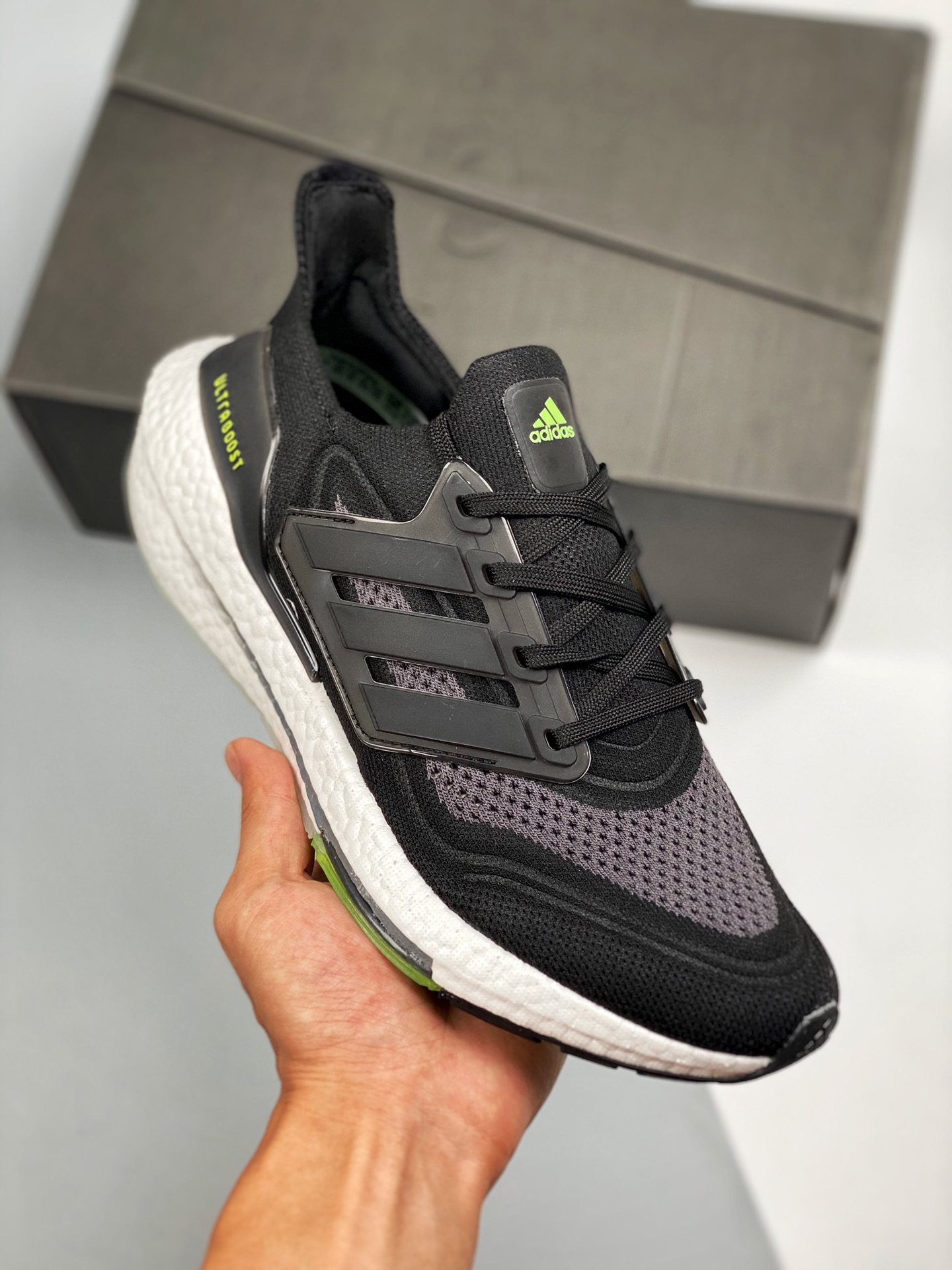 Ultra Boost 7.0 Negro y Verde. Disponible en tiendas oficiales. Lanzamiento inicial con fotos reales. En comparación co…