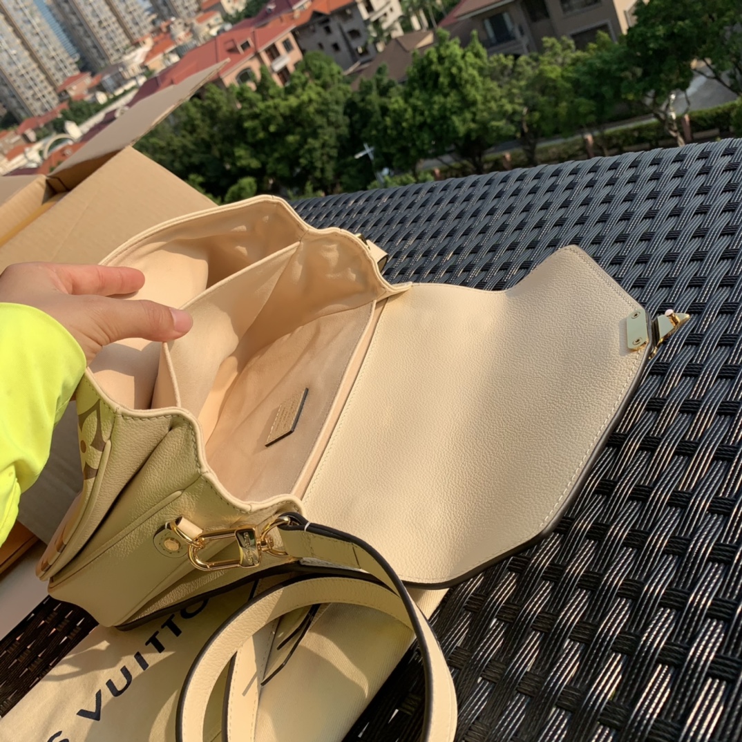 🌼 m45596最新款全皮邮差包，奶白色现货到了。全网断货卖疯了款我们也是前面出完好几批后现在才终于有现