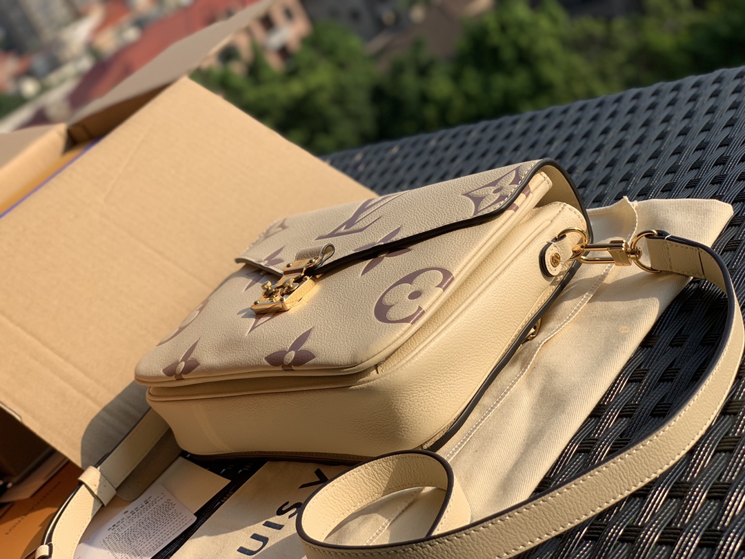 🌼 m45596最新款全皮邮差包，奶白色现货到了。全网断货卖疯了款我们也是前面出完好几批后现在才终于有现