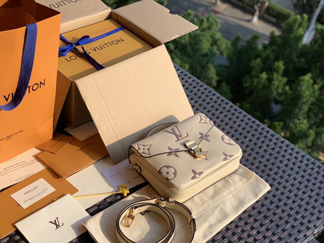 🌼 m45596最新款全皮邮差包，奶白色现货到了。全网断货卖疯了款我们也是前面出完好几批后现在才终于有现