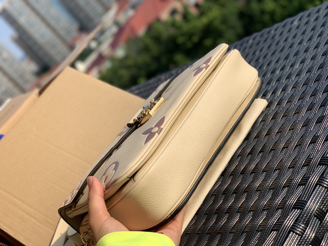 🌼 m45596最新款全皮邮差包，奶白色现货到了。全网断货卖疯了款我们也是前面出完好几批后现在才终于有现