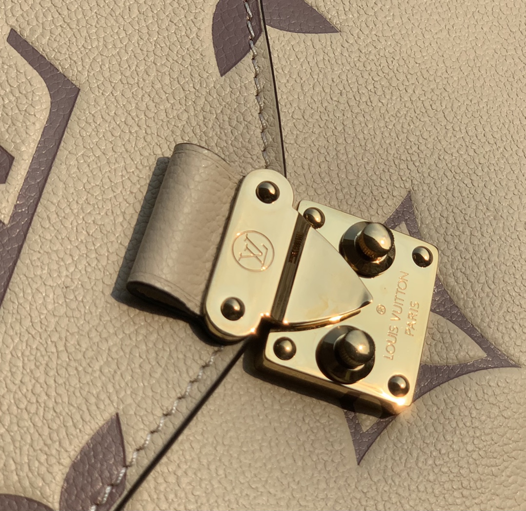 🌼 m45596最新款全皮邮差包，奶白色现货到了。全网断货卖疯了款我们也是前面出完好几批后现在才终于有现