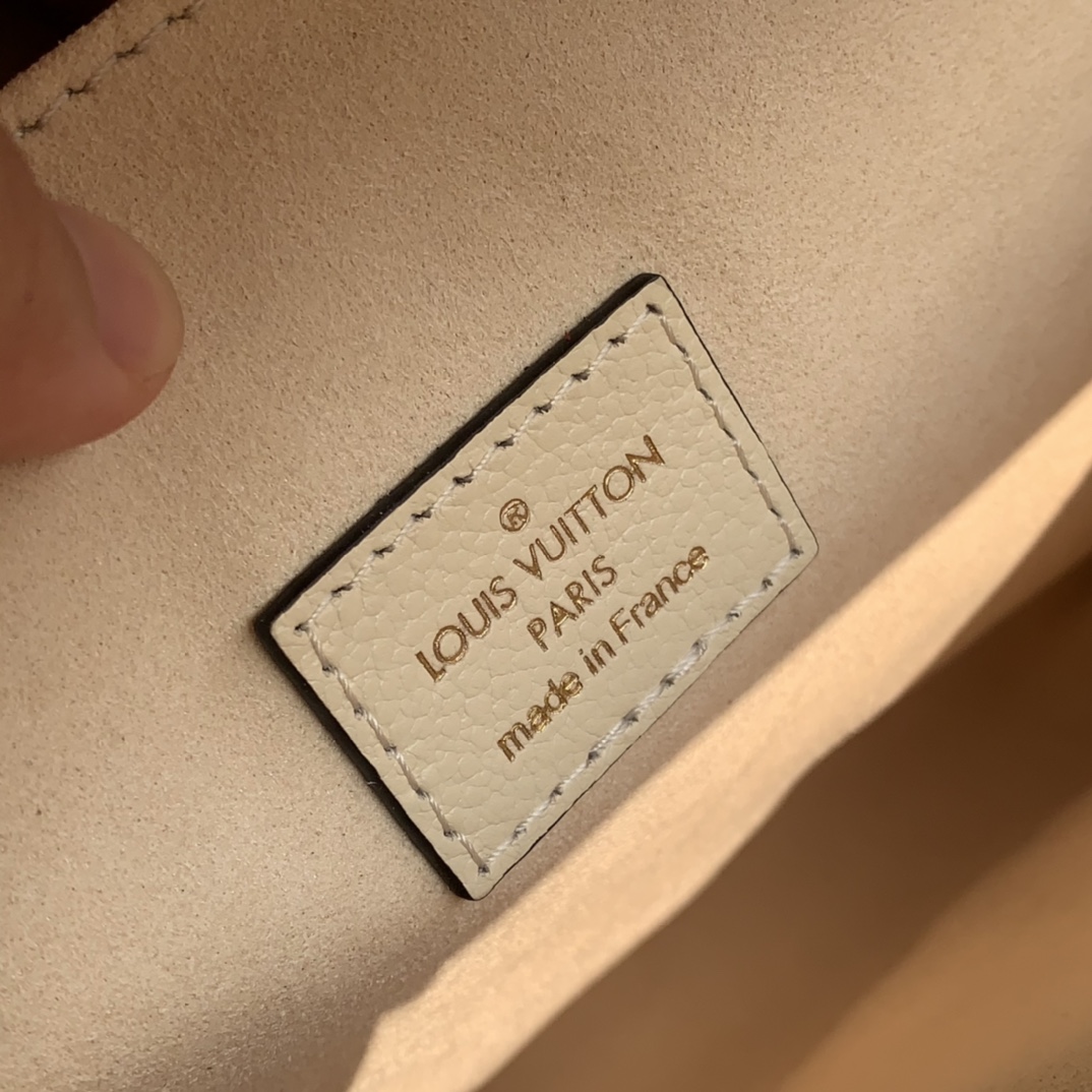 🌼 m45596最新款全皮邮差包，奶白色现货到了。全网断货卖疯了款我们也是前面出完好几批后现在才终于有现