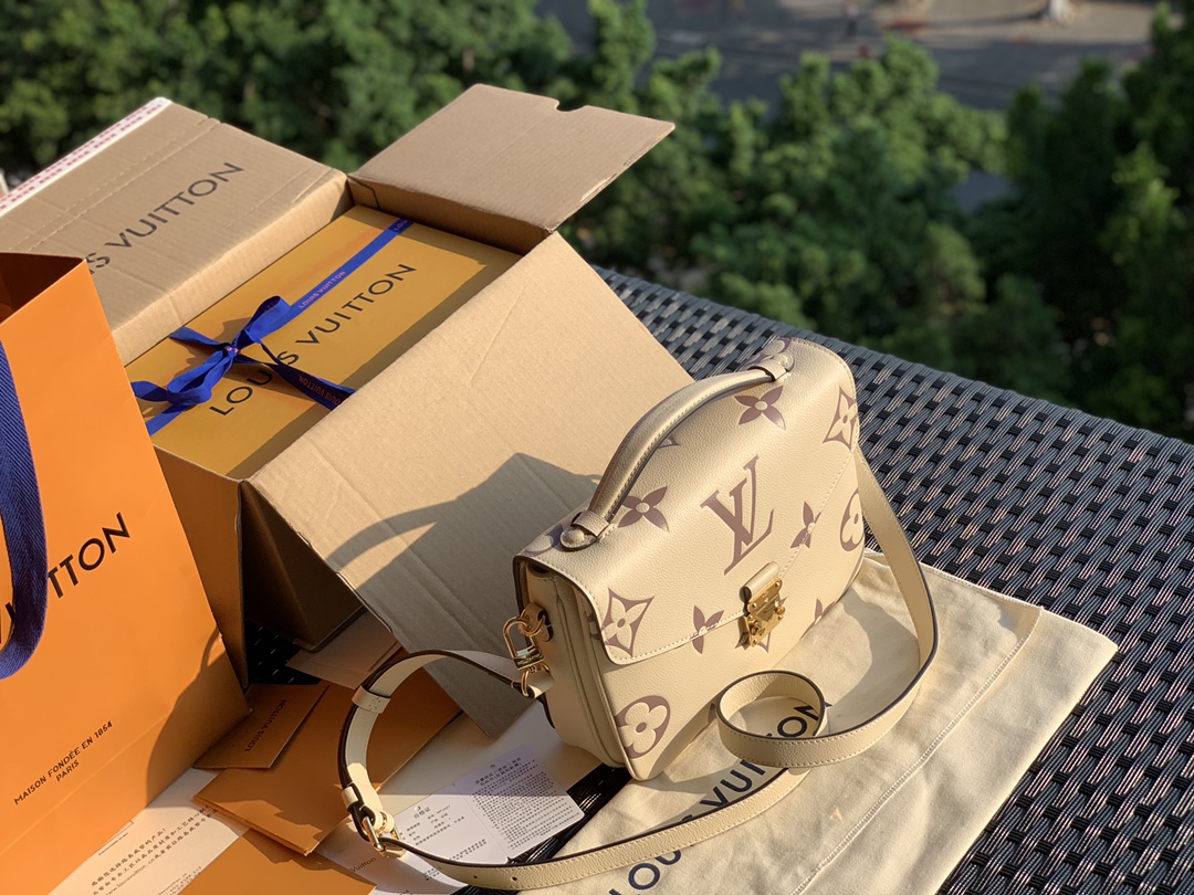 🌼 m45596最新款全皮邮差包，奶白色现货到了。全网断货卖疯了款我们也是前面出完好几批后现在才终于有现