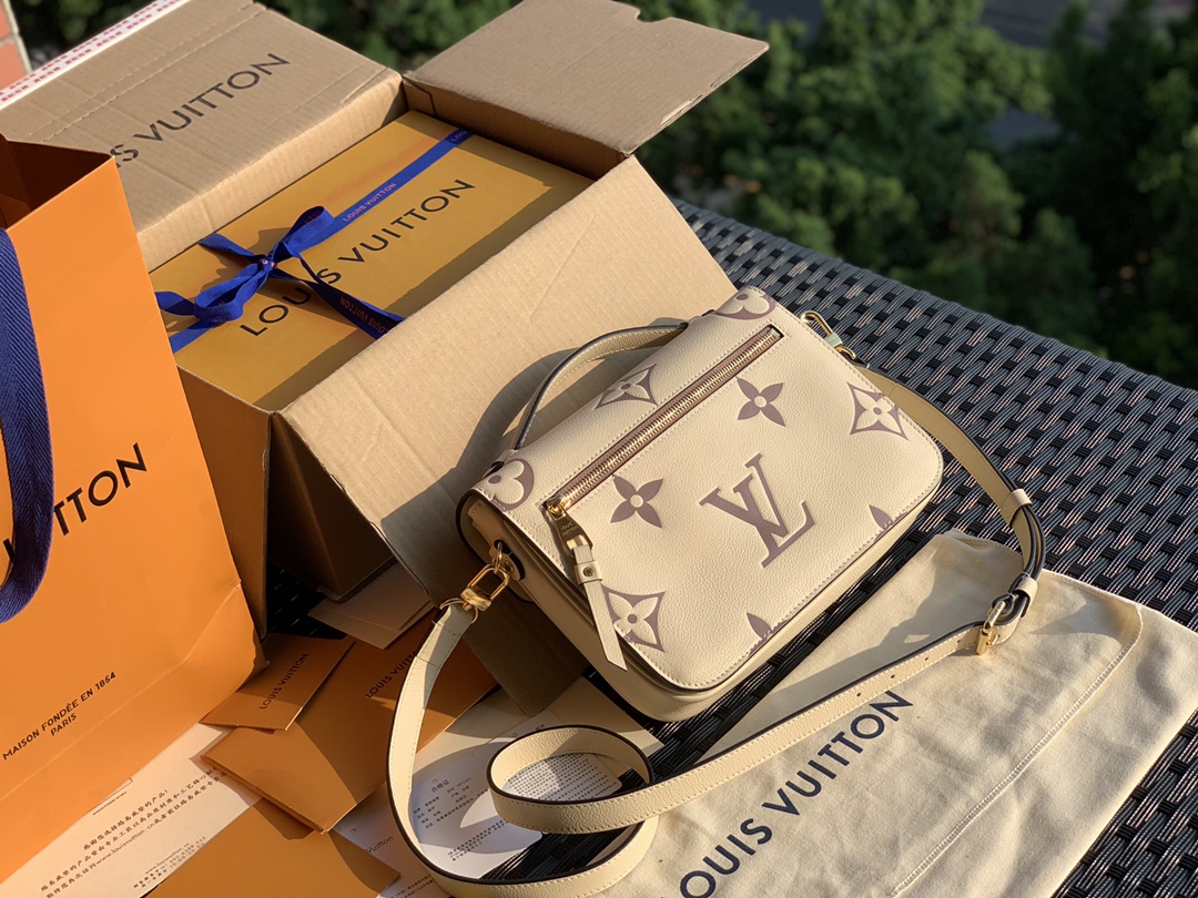 🌼 m45596最新款全皮邮差包，奶白色现货到了。全网断货卖疯了款我们也是前面出完好几批后现在才终于有现